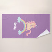 Cute Unicorn op regenboogmeisjes gepersonaliseerd Badhanddoek (Badhanddoek)