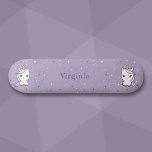 Cute Unicorn Paars Skateboard<br><div class="desc">Een paars Skateboard met schattige eenhoorns,  polka stipachtergrond en een aanpasbare voornaam. Een geweldig cadeau voor een skateboarder die van het Kawaii-design houdt en paarse kleur!</div>