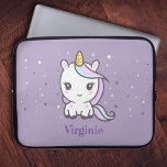 Cute Unicorn Paarse laptophoes Laptop Sleeve<br><div class="desc">Een paarse laptophoes met een schattige eenhoorn in pastelkleur en een aanpasbare voornaam om uw computer te beschermen wanneer u naar school gaat of werkt!</div>