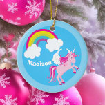 Cute Unicorn Rainbow Custom Keramisch Ornament<br><div class="desc">Een mooi kerstsiercadeau voor een meisje dat van  gepersonaliseerde cadeaus houdt. Met een schattige roze eenhoorn met witte vleugels die in de lucht springen naast een mooie regenboog op de achtergrond van de hemel. Aanpassen met jouw naam.</div>