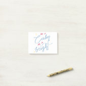 Cute vakantion quote sticker, feestelijke typograf post-it® notes (Op bureau)
