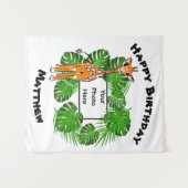 Cute verjaardag savanne giraf  | tropisch bos Ta Wandkleed (Voorkant (horizontaal))