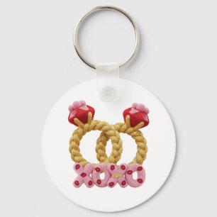 Cute verstrengelde gebreide trouwringen met roze  sleutelhanger