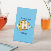 Cute vlinvis cartoon illustratie reclamebord met voetstuk (Insitu)