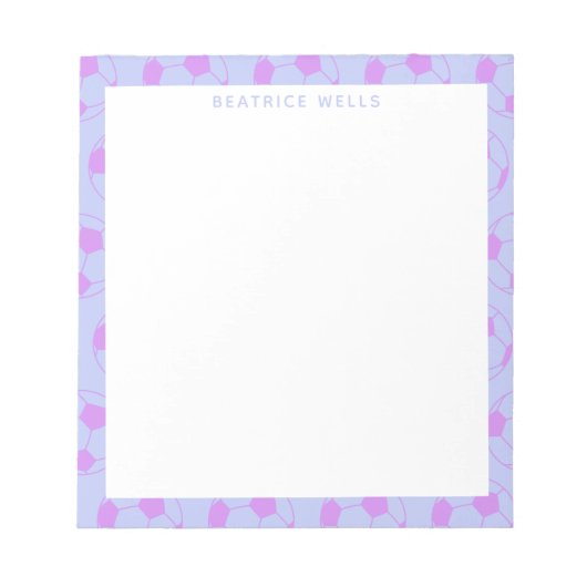 Cute Voetbal Pattern in Paars Personalized Notitieblok (Voorkant)