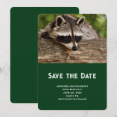 Cute wasbeer rustend op een boomstam save the date (Voorkant / Achterkant)