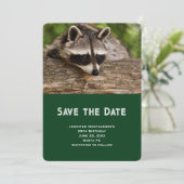 Cute wasbeer rustend op een boomstam save the date (Staand voorkant)
