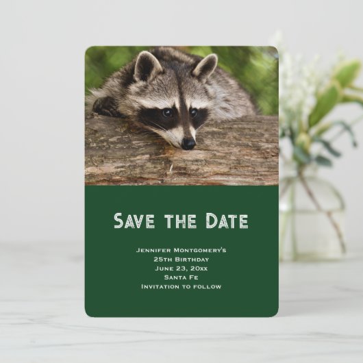 Cute wasbeer rustend op een boomstam save the date (Staand voorkant)