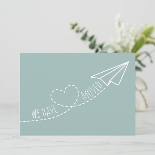 Cute We Have Moved Modern Hart Papieren Vliegtuig Aankondiging (Staand voorkant)