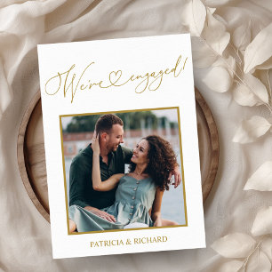 Cute We zijn de Aankondiging van Verloving Foto