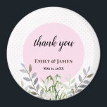 Cute Wedding White Snowdrops Pink Poot Magneet<br><div class="desc">Ontworpen op basis van de waterverf-florale illustratie van witte sneeuwval van Farida Greenfield. Mooie, delicate witte bloemen die net aan het einde van de winter naar voren zijn gekomen, die er als een sneeuwtje op de grond uitzien. Het heeft roze witte poka stippen op de achtergrond en teksten die gepersonaliseerd...</div>