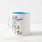Cute Whimsical Cat op de strand Tweekleurige Koffiemok (Voorkant links)
