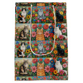 Cute Whimsical Cats and Folk Art Flowers Medium Cadeauzakje (Achterkant)