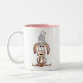 Cute Whimsical Dog met Cat op zijn hoofd Tweekleurige Koffiemok (Links)