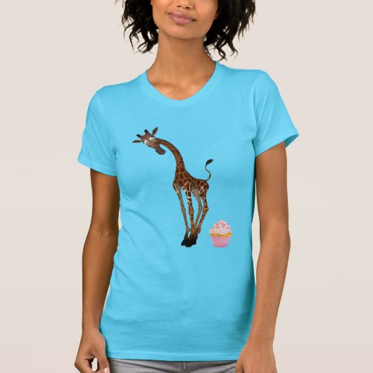 Cute Whimsical Giraffe en Cupcake T-shirt (Voorkant)