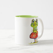 Cute Whimsical Green Frog op Toadstool Tweekleurige Koffiemok (Voorkant rechts)