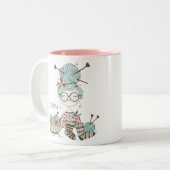 Cute Whimsical Knitting Fun Grandma Tweekleurige Koffiemok (Voorkant links)