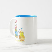 Cute Whimsical Mama Chicken met Baby Tweekleurige Koffiemok (Voorkant links)