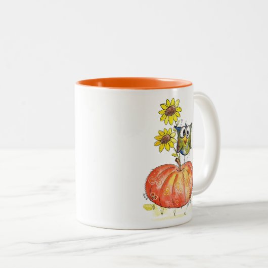Cute Whimsical Owl on Pumpkin Tweekleurige Koffiemok (Voorkant rechts)