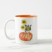 Cute Whimsical Owl on Pumpkin Tweekleurige Koffiemok (Links)
