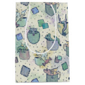 Cute Whimsical Pocket Dragons in Green Fleece Blan Medium Cadeauzakje (Voorkant)