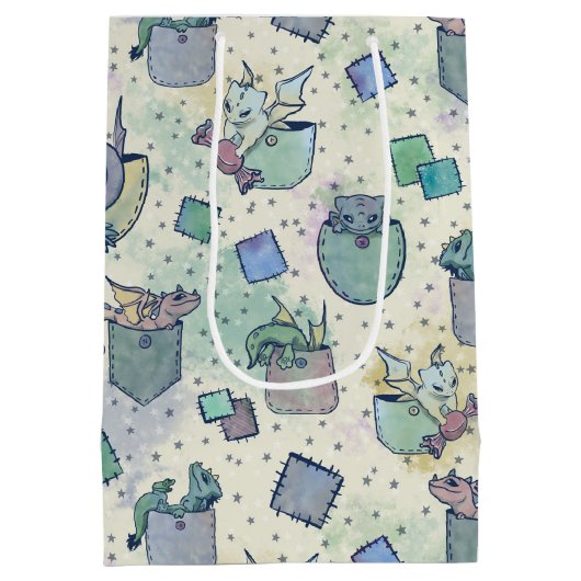 Cute Whimsical Pocket Dragons in Green Fleece Blan Medium Cadeauzakje (Achterkant)