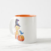 Cute Whimsical Witch Cat met pompoen Tweekleurige Koffiemok (Voorkant links)