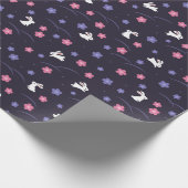 Cute White Bunny Rabbits and Flowers Pattern Cadeaupapier (Hoek)