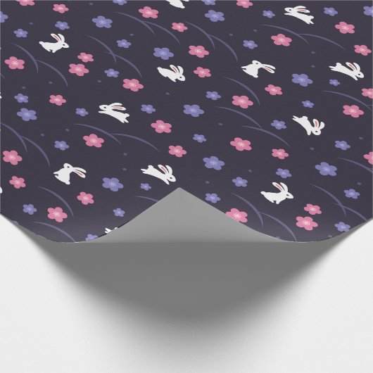 Cute White Bunny Rabbits and Flowers Pattern Cadeaupapier (Hoek)