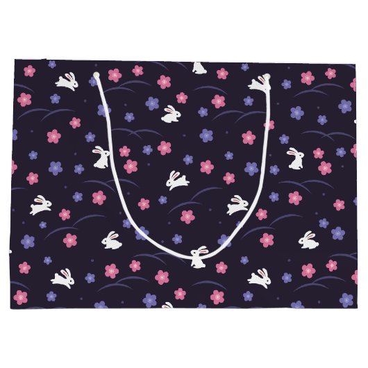 Cute White Bunny Rabbits and Flowers Pattern Groot Cadeauzakje (Achterkant)