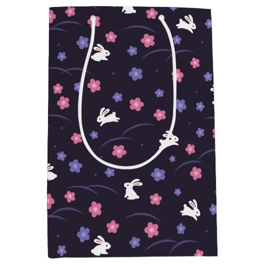 Cute White Bunny Rabbits and Flowers Pattern Medium Cadeauzakje (Voorkant)