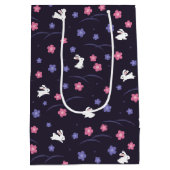 Cute White Bunny Rabbits and Flowers Pattern Medium Cadeauzakje (Achterkant)