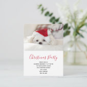 Cute White Dog in een Red Kerstfeest Pet Party Uitnodiging Briefkaart (Staand voorkant)