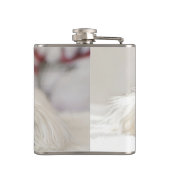 Cute White Dog in een Rode Kerstmis Pet Heupfles (Achterkant)