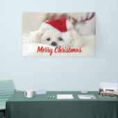 Cute White Dog in een Rode Kerstmis Pet Spandoek (Beurs)