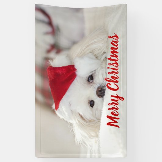 Cute White Dog in een Rode Kerstmis Pet Spandoek (Verticaal)