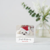 Cute White Dog in een Rode Kerstmis Pet Vierkante Visitekaartje (Staand voorkant)