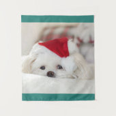 Cute White Dog in een Rode Kerstmis Pet Wandkleed (Voorkant)