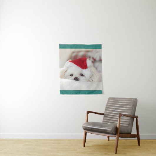 Cute White Dog in een Rode Kerstmis Pet Wandkleed (In situ)