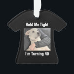 Cute White Dog is ingesteld om 40 Funny Birthday t Ornament<br><div class="desc">Dit schattige ornament is voorzien van Olive,  een mooie Labrador-mix met haar beste vriend papa. Een schattig cadeau voor iedereen die bijna een verjaardag nadert...  die ze hebben geklaagd en een lach en een knuffel nodig hebben.</div>