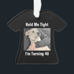 Cute White Dog is ingesteld om 40 Funny Birthday t Ornament<br><div class="desc">Dit schattige ornament is voorzien van Olive,  een mooie Labrador-mix met haar beste vriend papa. Een schattig cadeau voor iedereen die bijna een verjaardag nadert...  die ze hebben geklaagd en een lach en een knuffel nodig hebben.</div>