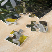 Cute White Dog Sitting Spring White Flower Garden Legpuzzel (Zijkant)