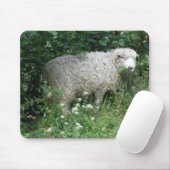 Cute White Fluffy Sheep Eating Mousepad Muismat (Met muis)