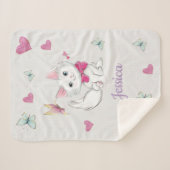 Cute White Kitten met Butterfly op pastel Sherpa Deken (Voorkant (horizontaal))