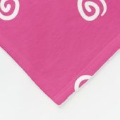 Cute White Kitten met Butterfly op Roze Fleece Deken (Hoek)