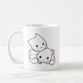 Cute White Kittens Hugging Koffiemok (Links)