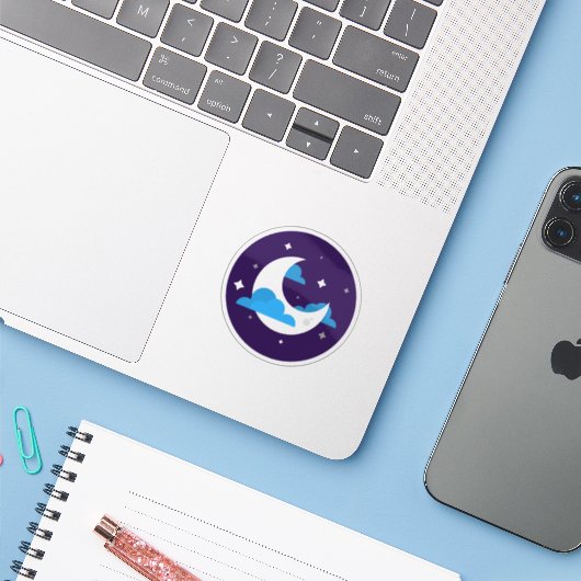 Cute White Moon Sticker (Laptop met iPhone)