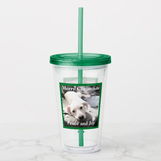 Cute White Puppy Dog met papa op Couch Green Acryl Drinkbeker (Voorkant)