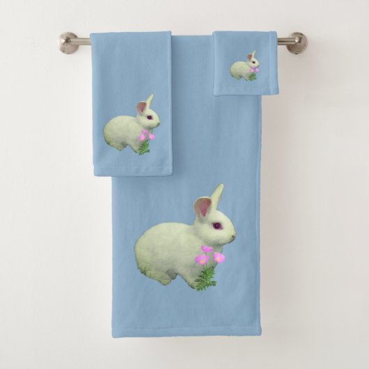 Cute White Rabbit op Wondro Light Blue Bad Handdoek (Insitu)