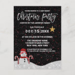 Cute White Red Snowman Night Sky Glitter Kerstmis Feestdagenkaart<br><div class="desc">Deze sneeuwman met de kerstfeestdag is een heel schattig en cool design voor je vakantiepapierwerk. Het is voorzien van een faux geprinte witte glittersneeuwman met een rood pet en sjaal naast twee snoepjes bovenop witte glittersneeuw. De hemel toont een rood-wit sterpatroon op een zwarte nachtachtergrond. De typografie is ook een...</div>